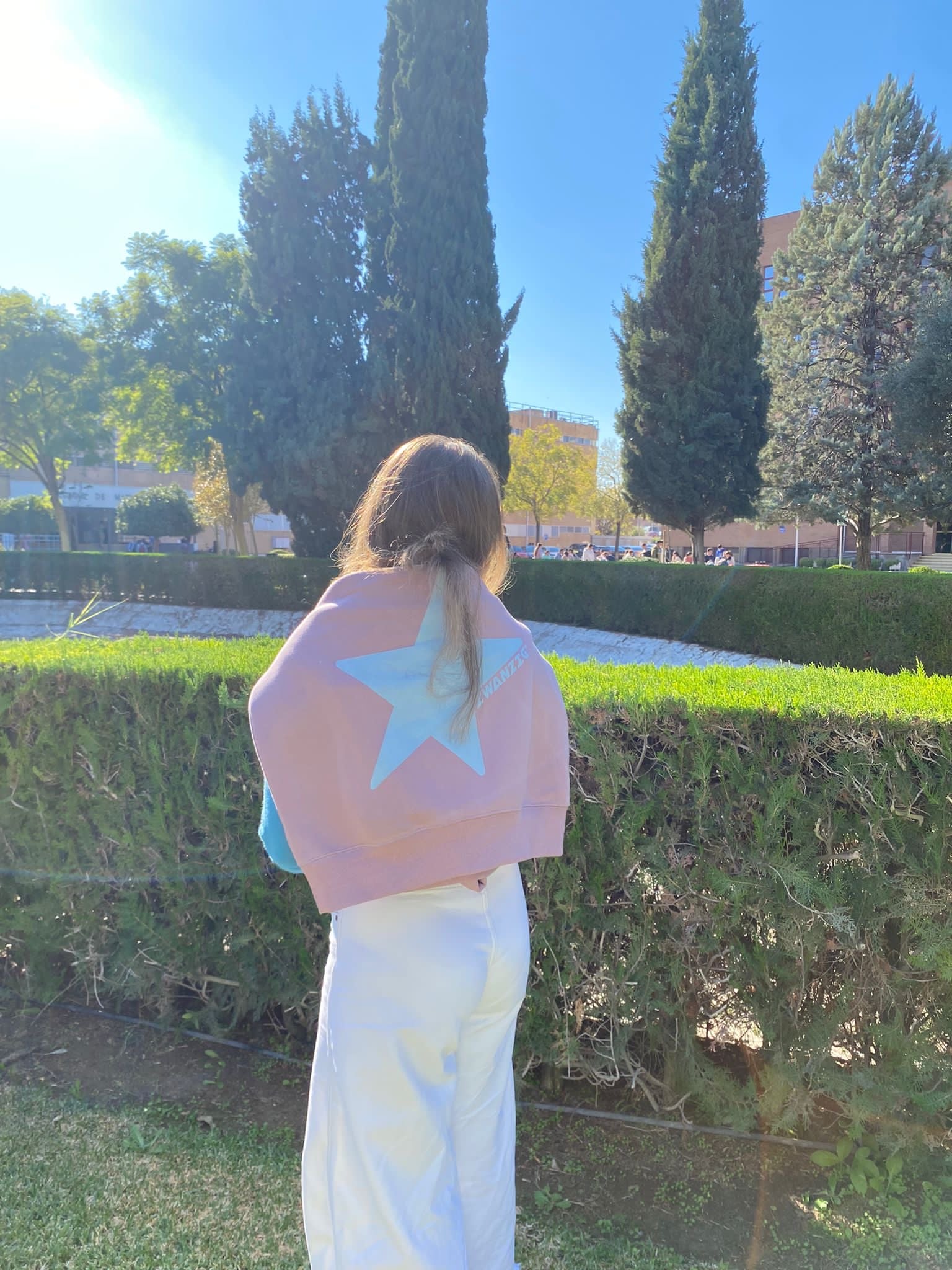 Sudadera  oversize color rosa morado llamada STARZIG