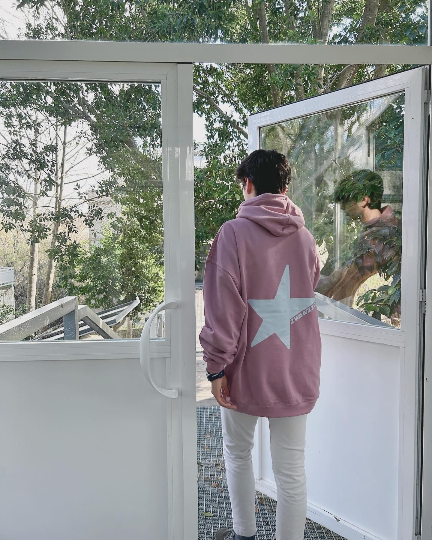 Sudadera  oversize color rosa morado llamada STARZIG