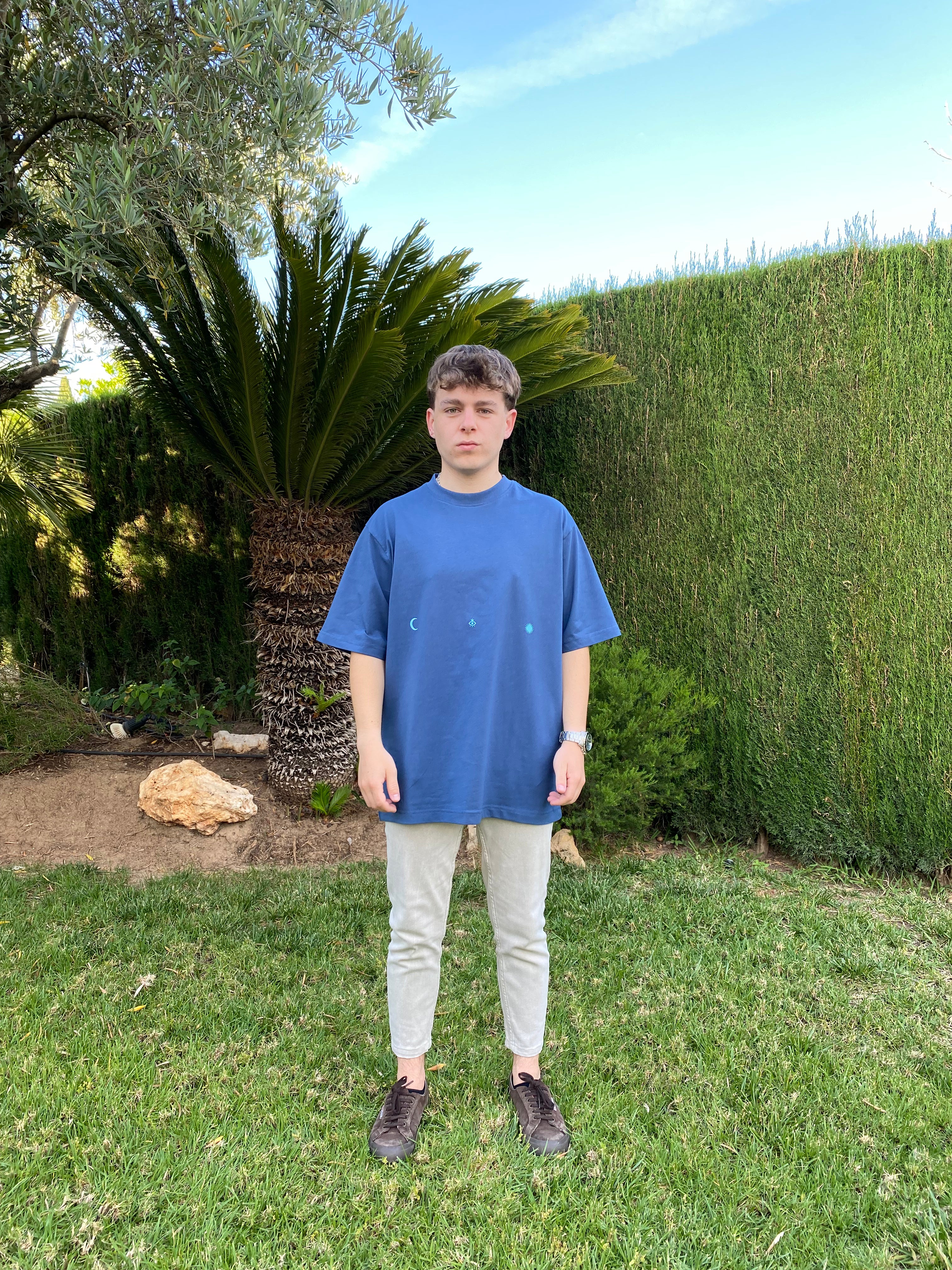 Camiseta  oversize color azul marino llamada CALIFORNIA