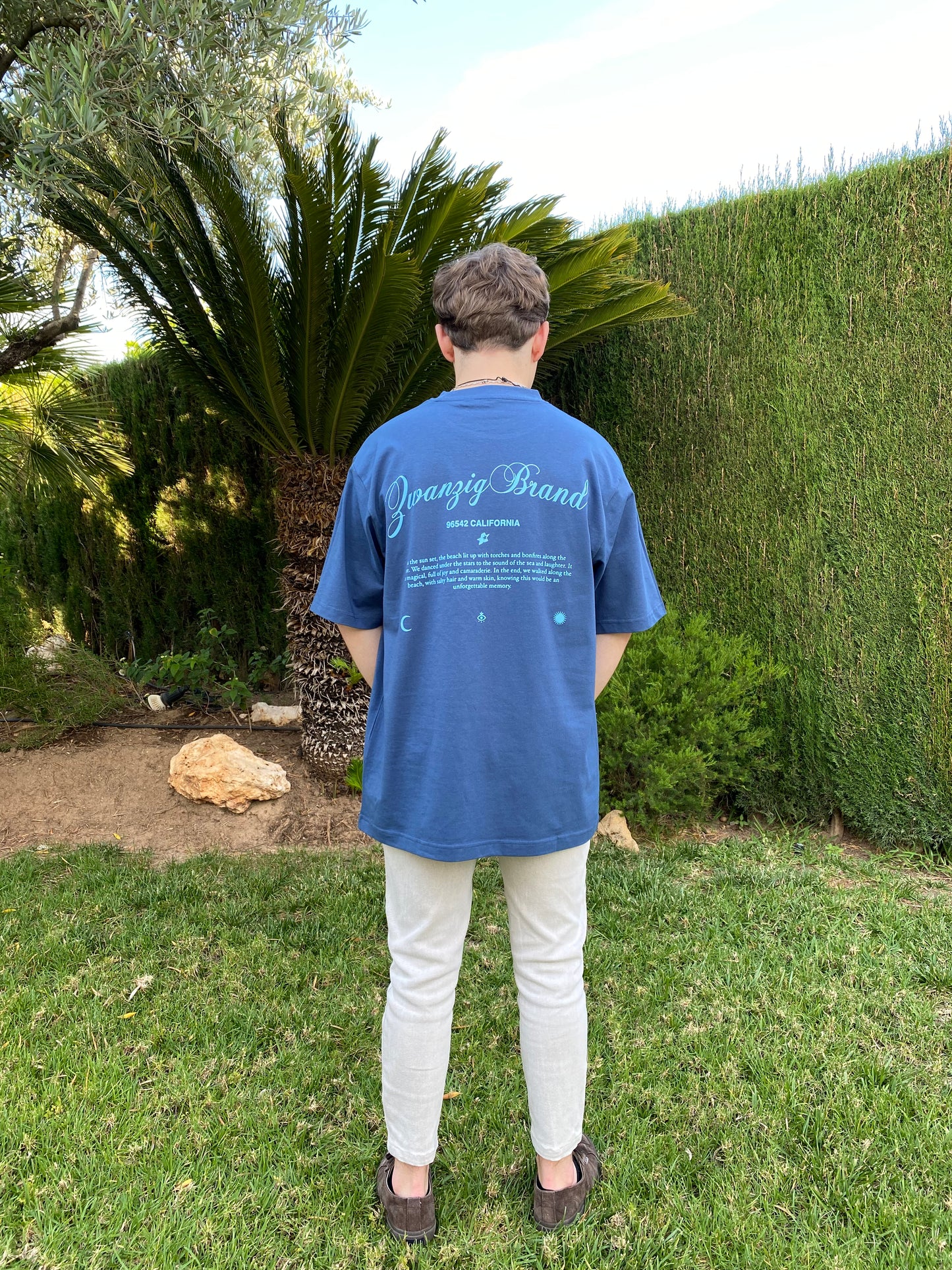 Camiseta  oversize color azul marino llamada CALIFORNIA